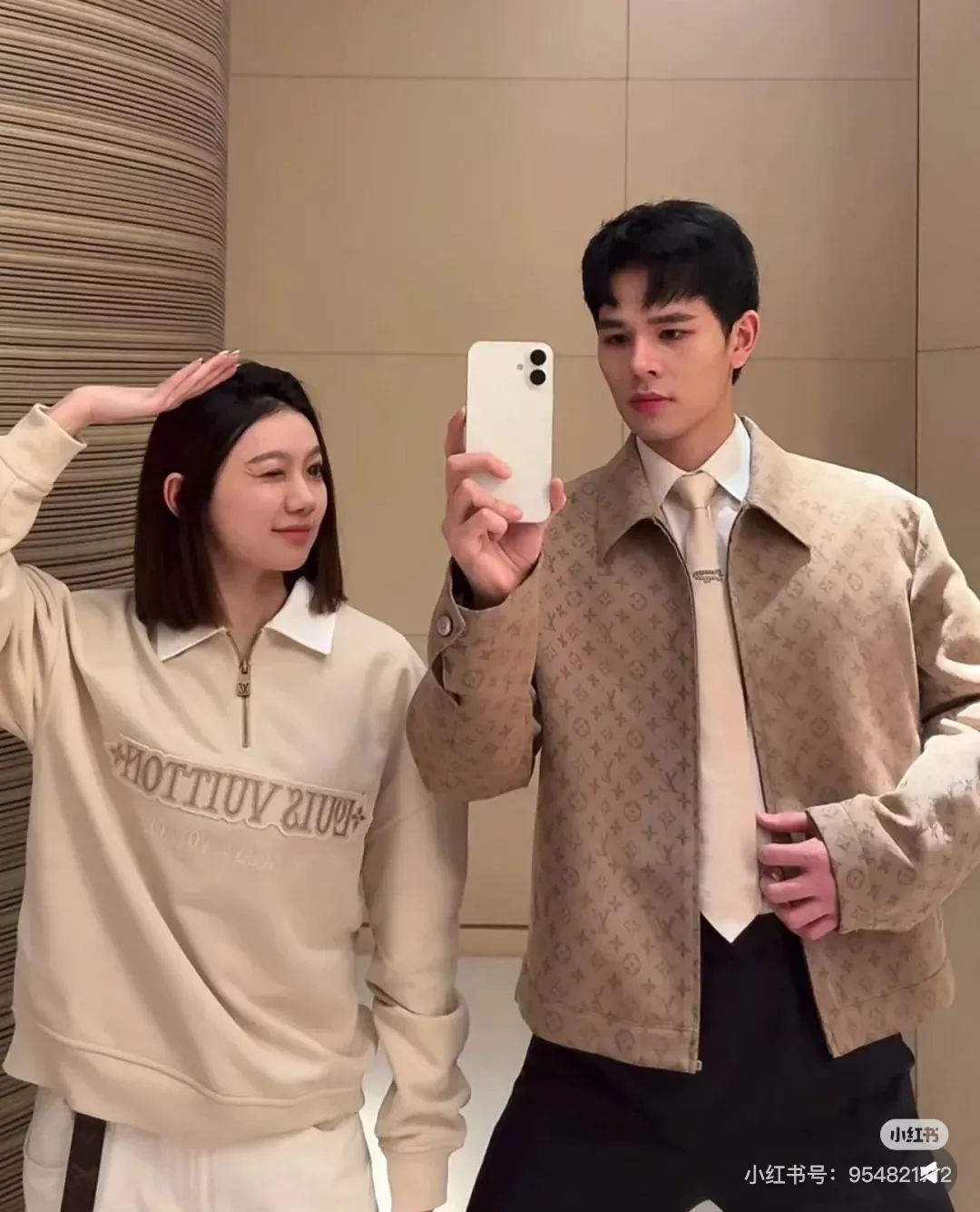 루이비통 반집업 레이어드 맨투맨 티셔츠 상세 이미지 14