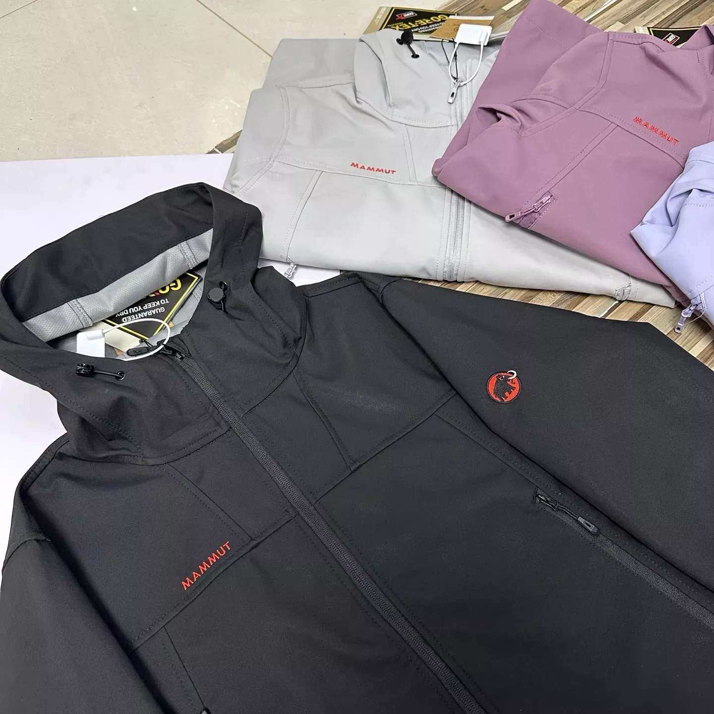 마무트 자수 로고 소프트쉘 남녀공용 후드 재킷 상세 이미지 7