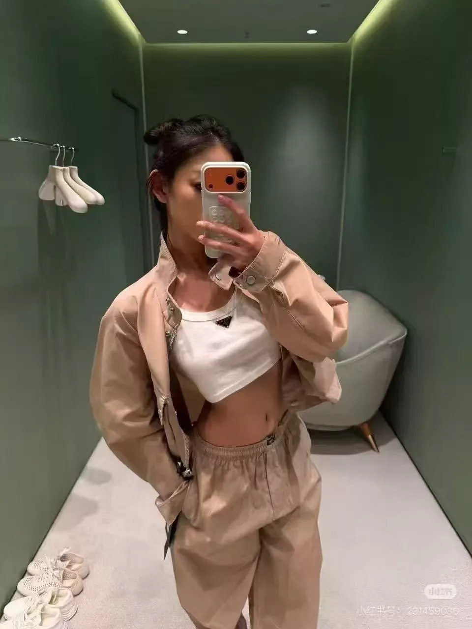 프라다 빅포켓 스탠드 칼라 여성용 쇼트 코트 상세 이미지 19