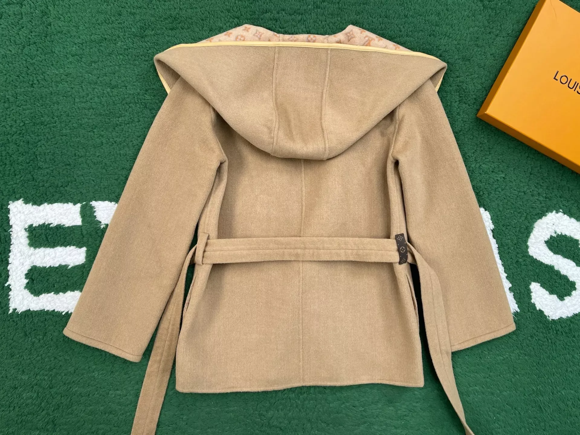 루이비통 모노그램 사선 여밈 여성용 하프 코트 상세 이미지 2