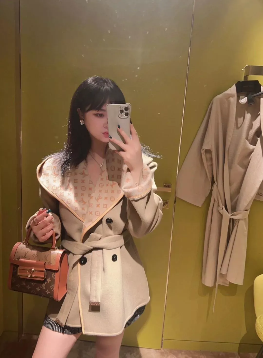 루이비통 모노그램 사선 여밈 여성용 하프 코트 상세 이미지 21