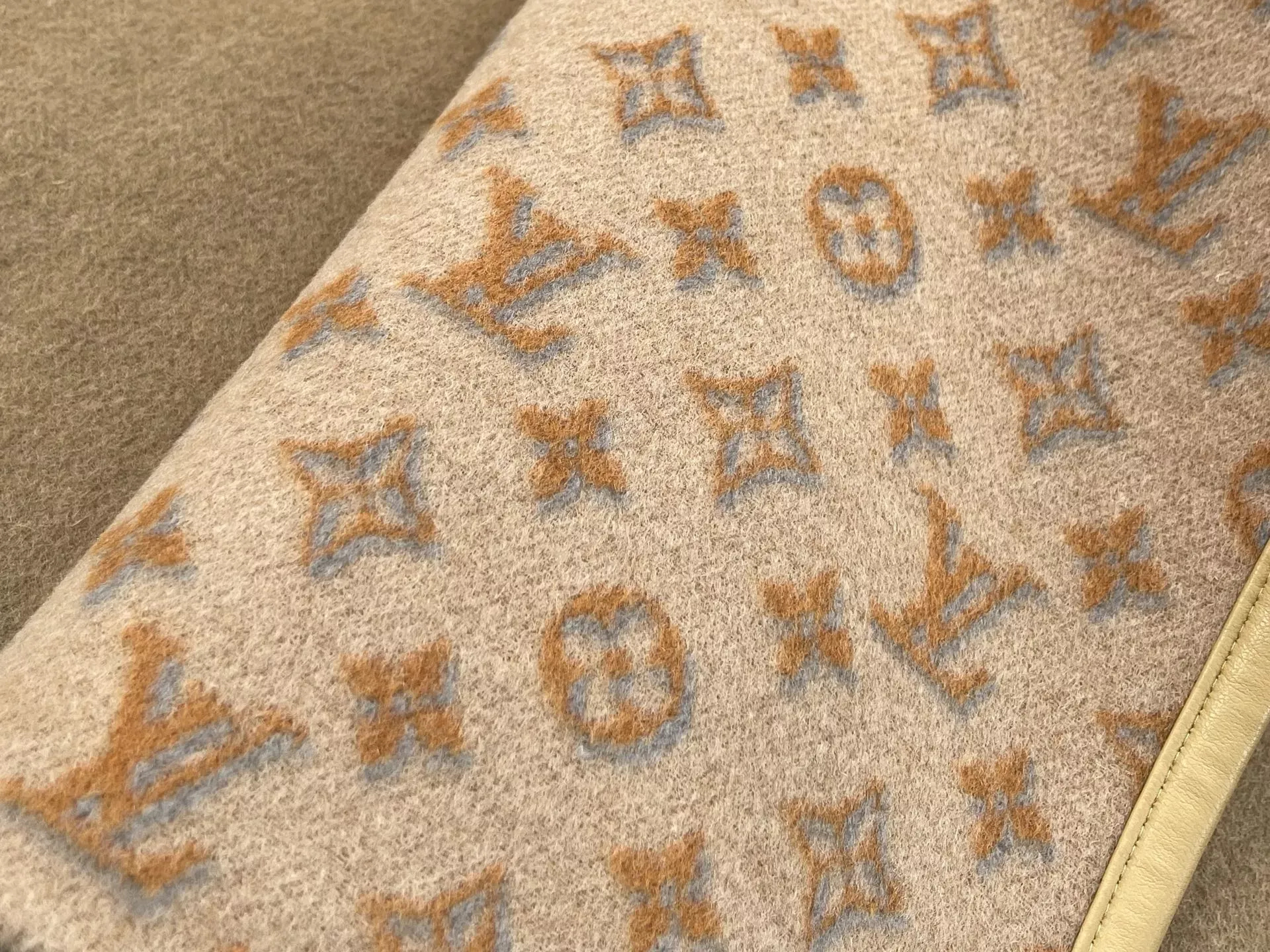 루이비통 모노그램 사선 여밈 여성용 하프 코트 상세 이미지 7