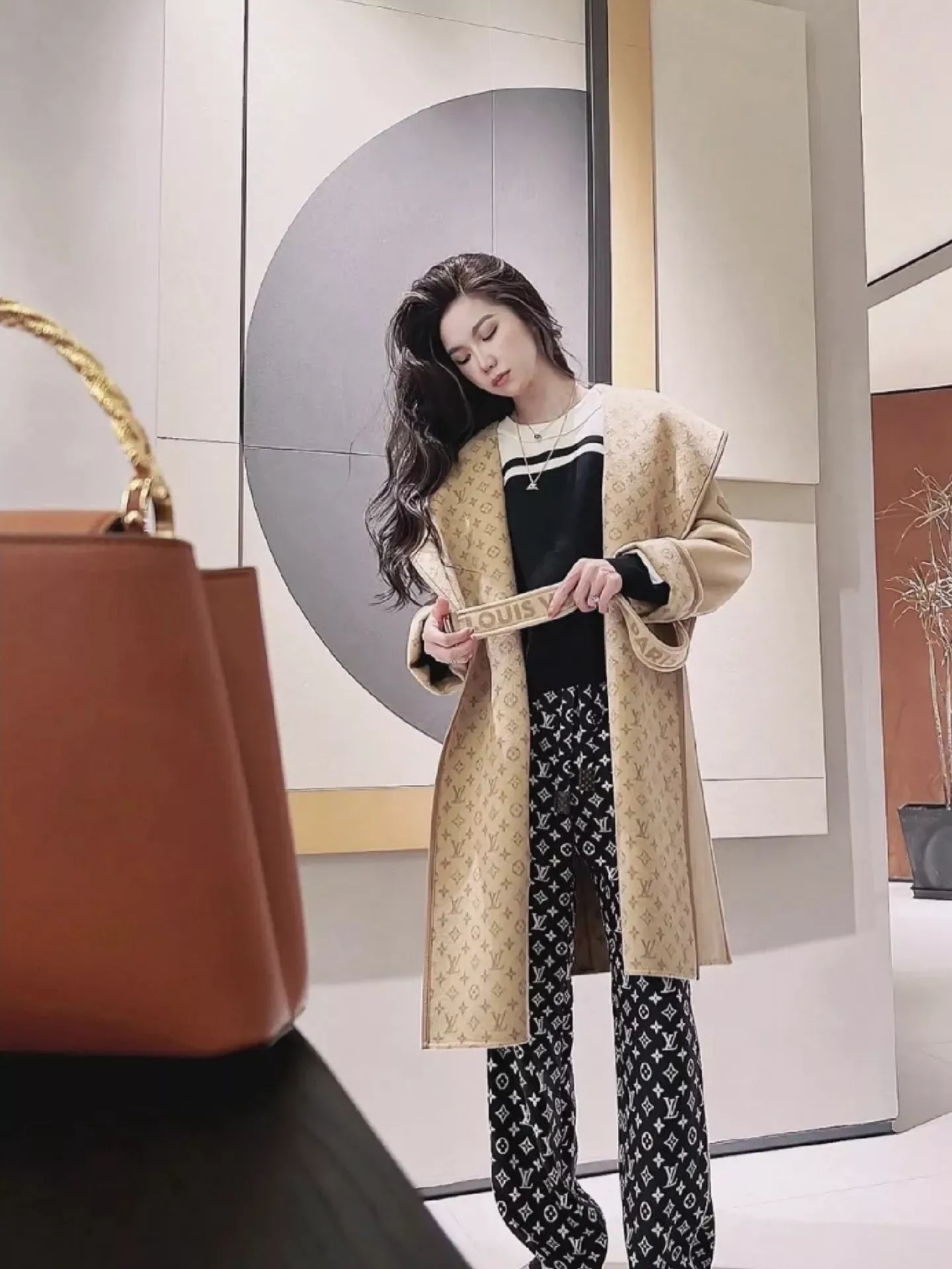 루이비통 랩 스타일 후드 여성용 롱 코트 상세 이미지 23