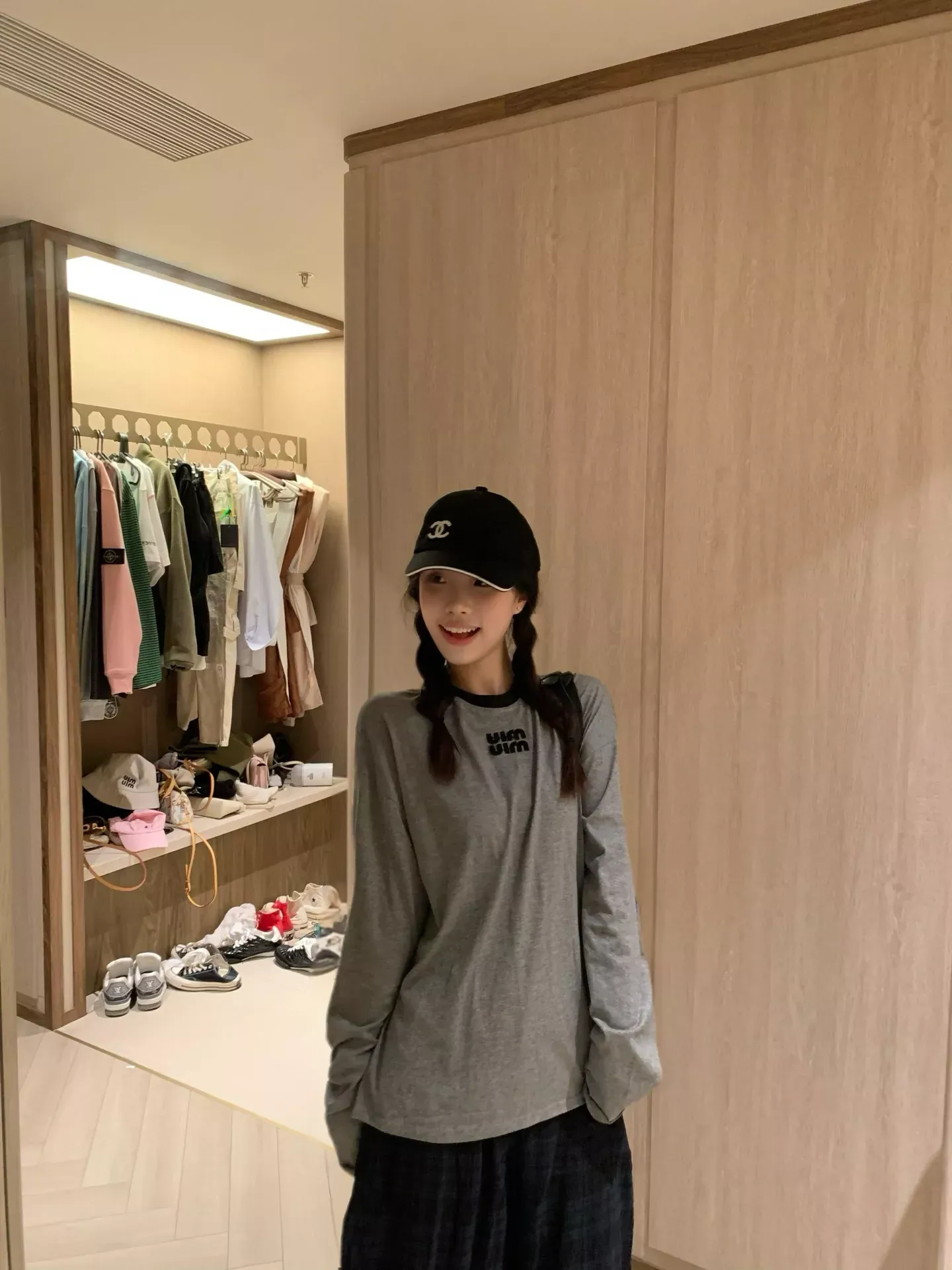 미우미우 배색 칼라 자수 남녀공용 긴소매 티셔츠 상세 이미지 18