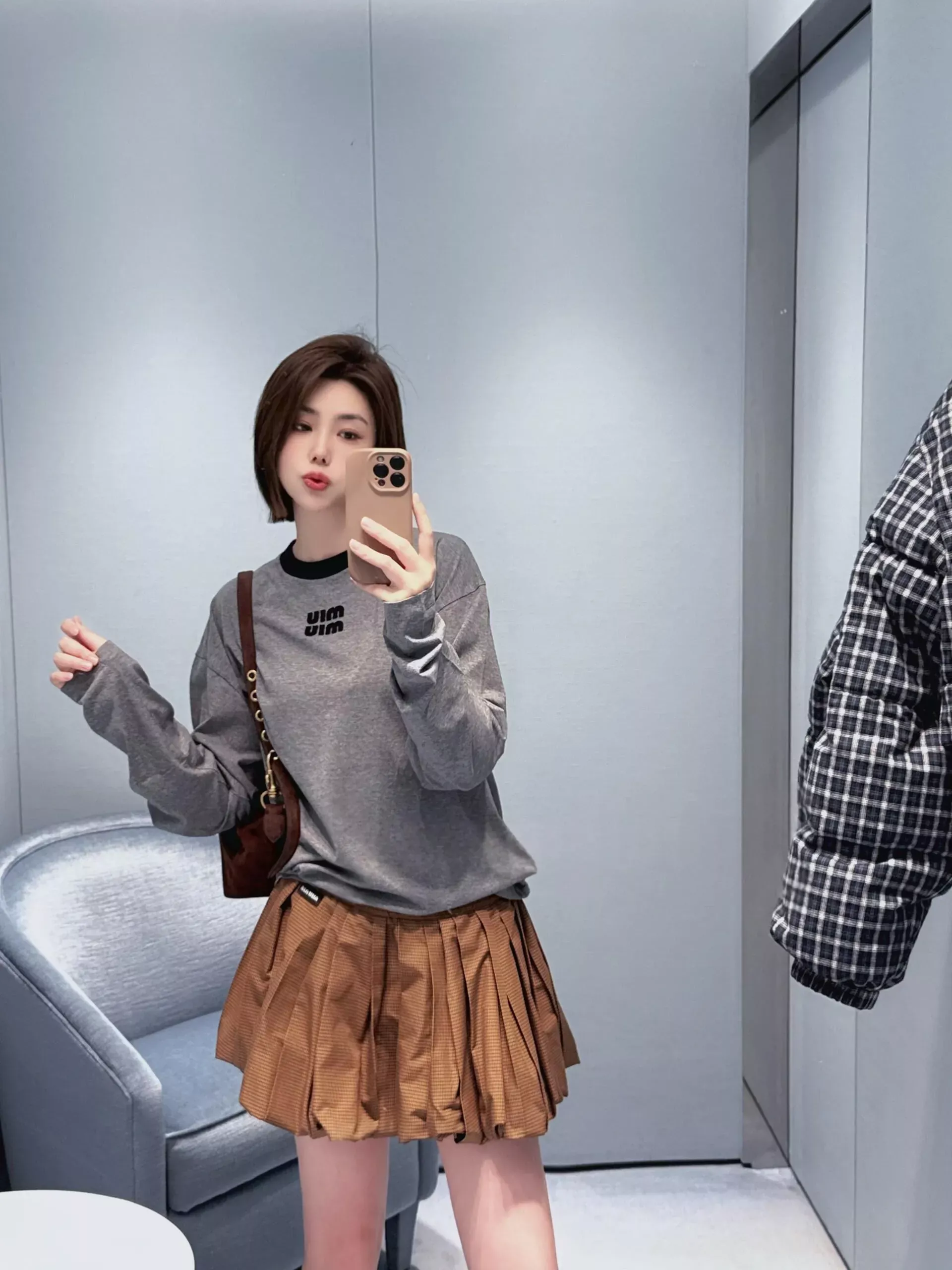 미우미우 배색 칼라 자수 남녀공용 긴소매 티셔츠 상세 이미지 19