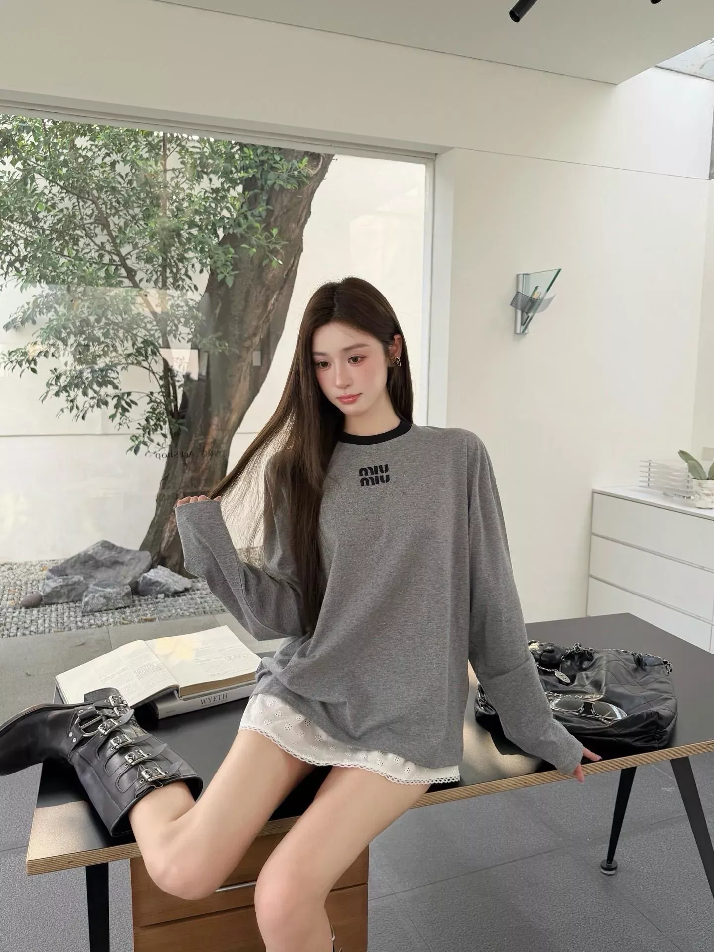 미우미우 배색 칼라 자수 남녀공용 긴소매 티셔츠 상세 이미지 20