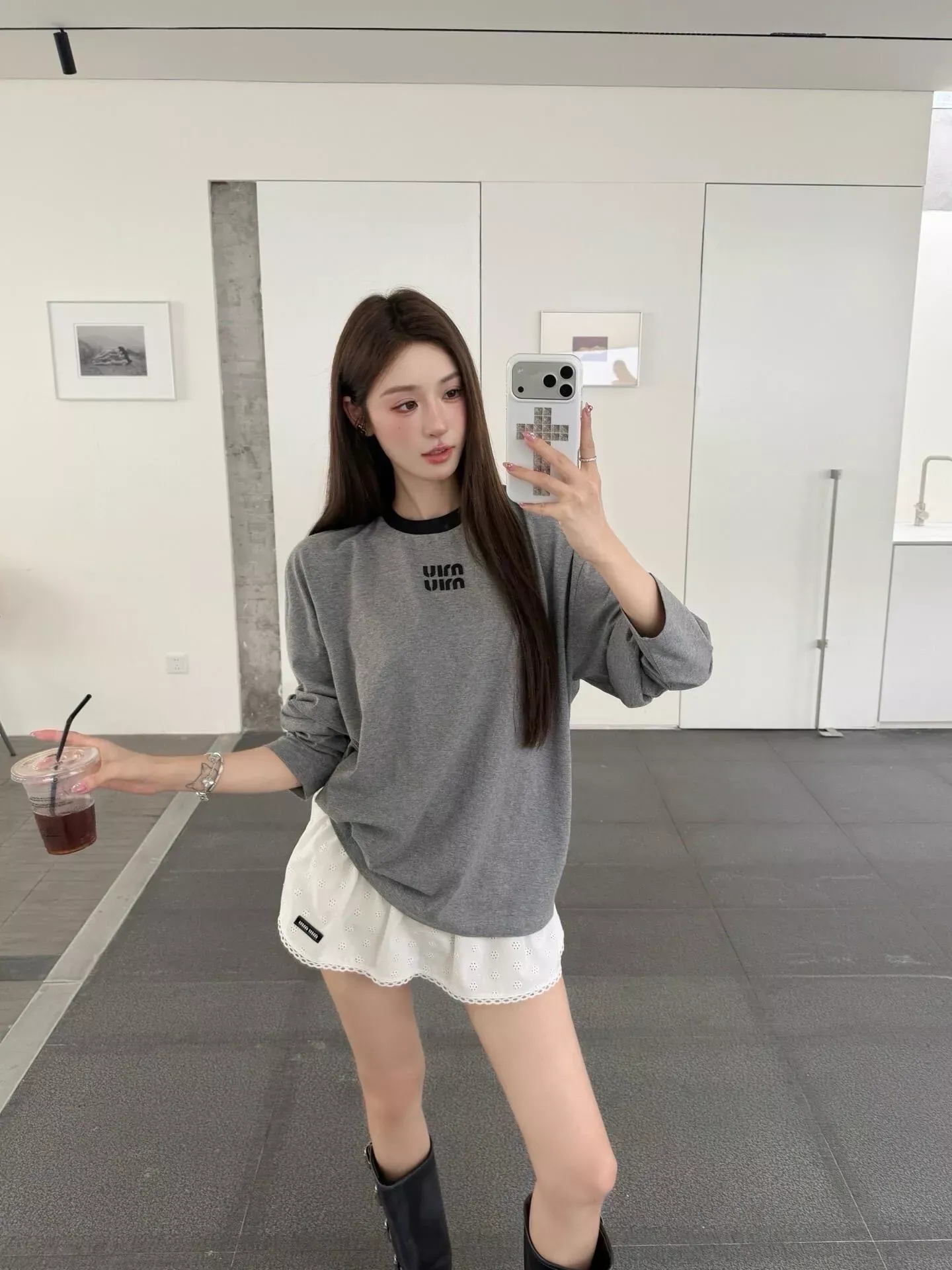 미우미우 배색 칼라 자수 남녀공용 긴소매 티셔츠 상세 이미지 21