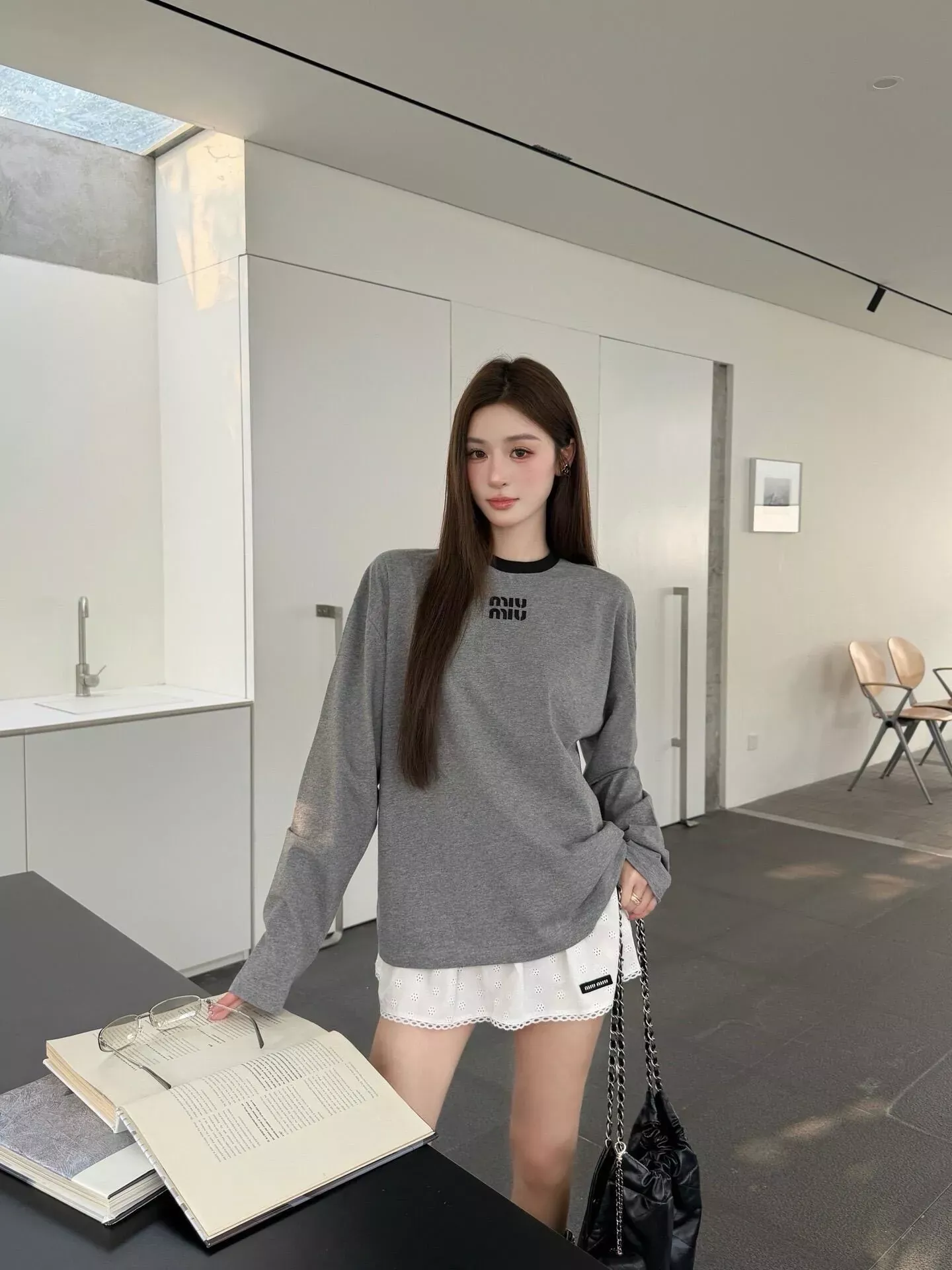 미우미우 배색 칼라 자수 남녀공용 긴소매 티셔츠 상세 이미지 22
