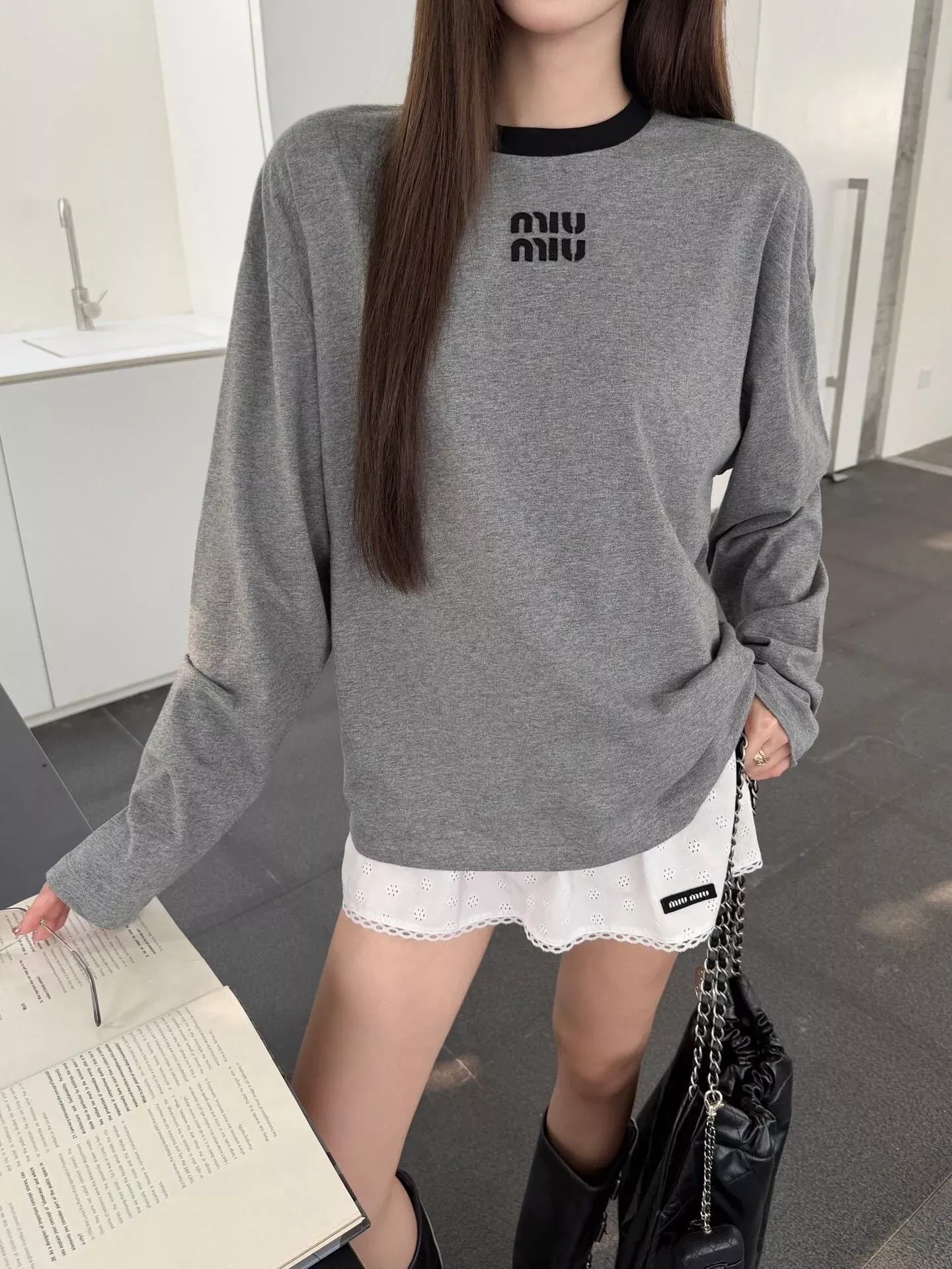 미우미우 배색 칼라 자수 남녀공용 긴소매 티셔츠 상세 이미지 24