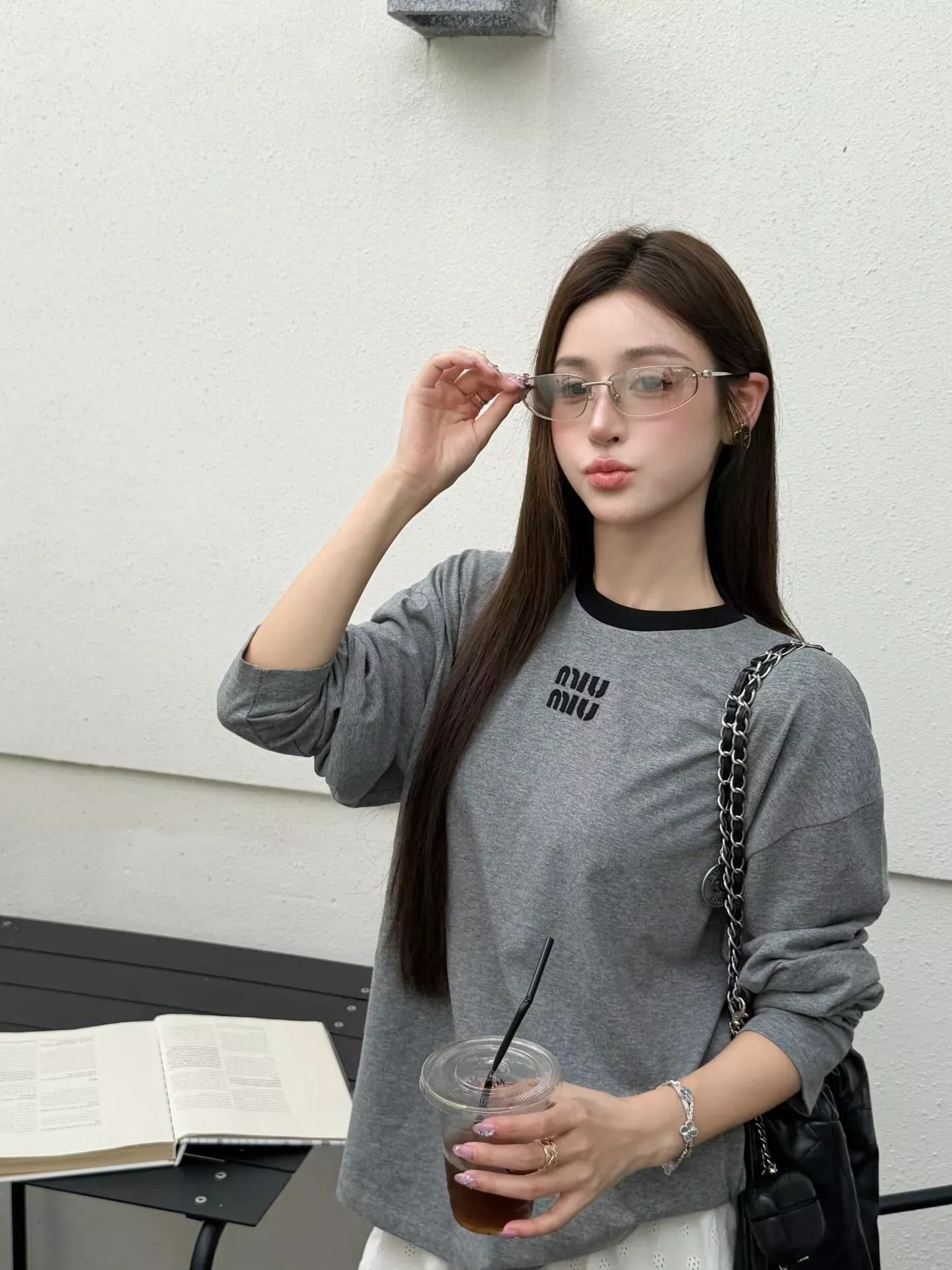 미우미우 배색 칼라 자수 남녀공용 긴소매 티셔츠 상세 이미지 25