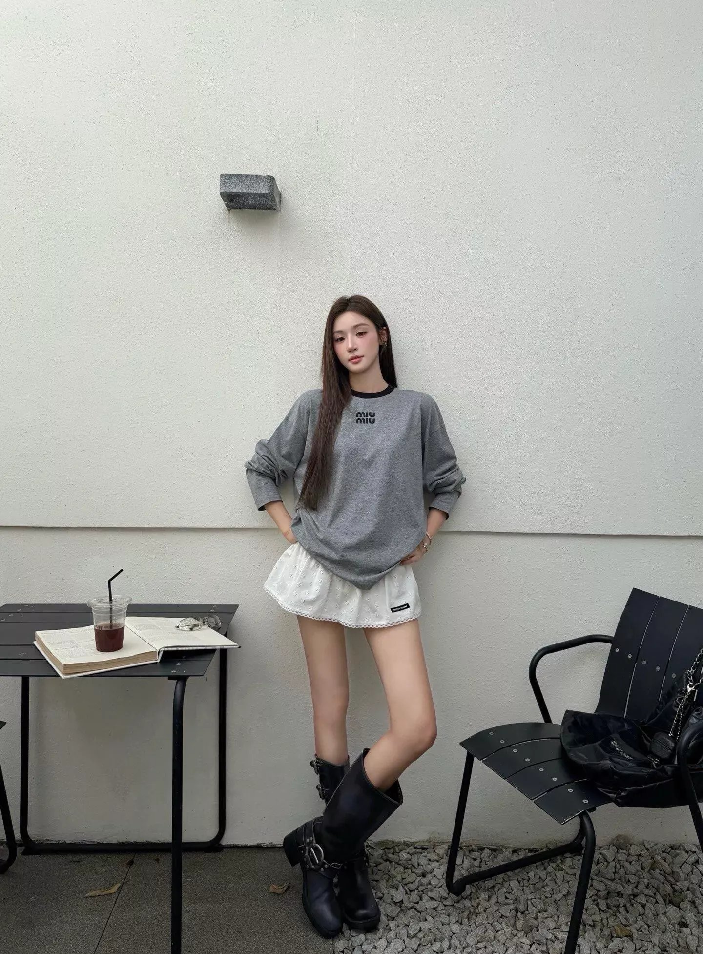미우미우 배색 칼라 자수 남녀공용 긴소매 티셔츠 상세 이미지 26