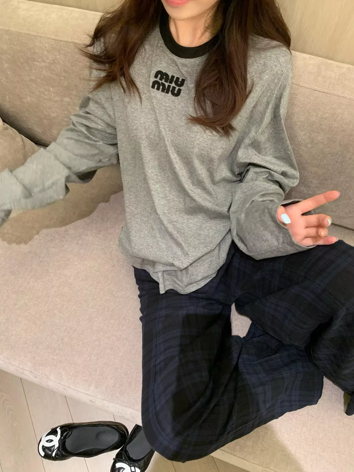 미우미우 배색 칼라 자수 남녀공용 긴소매 티셔츠 상세 이미지 28