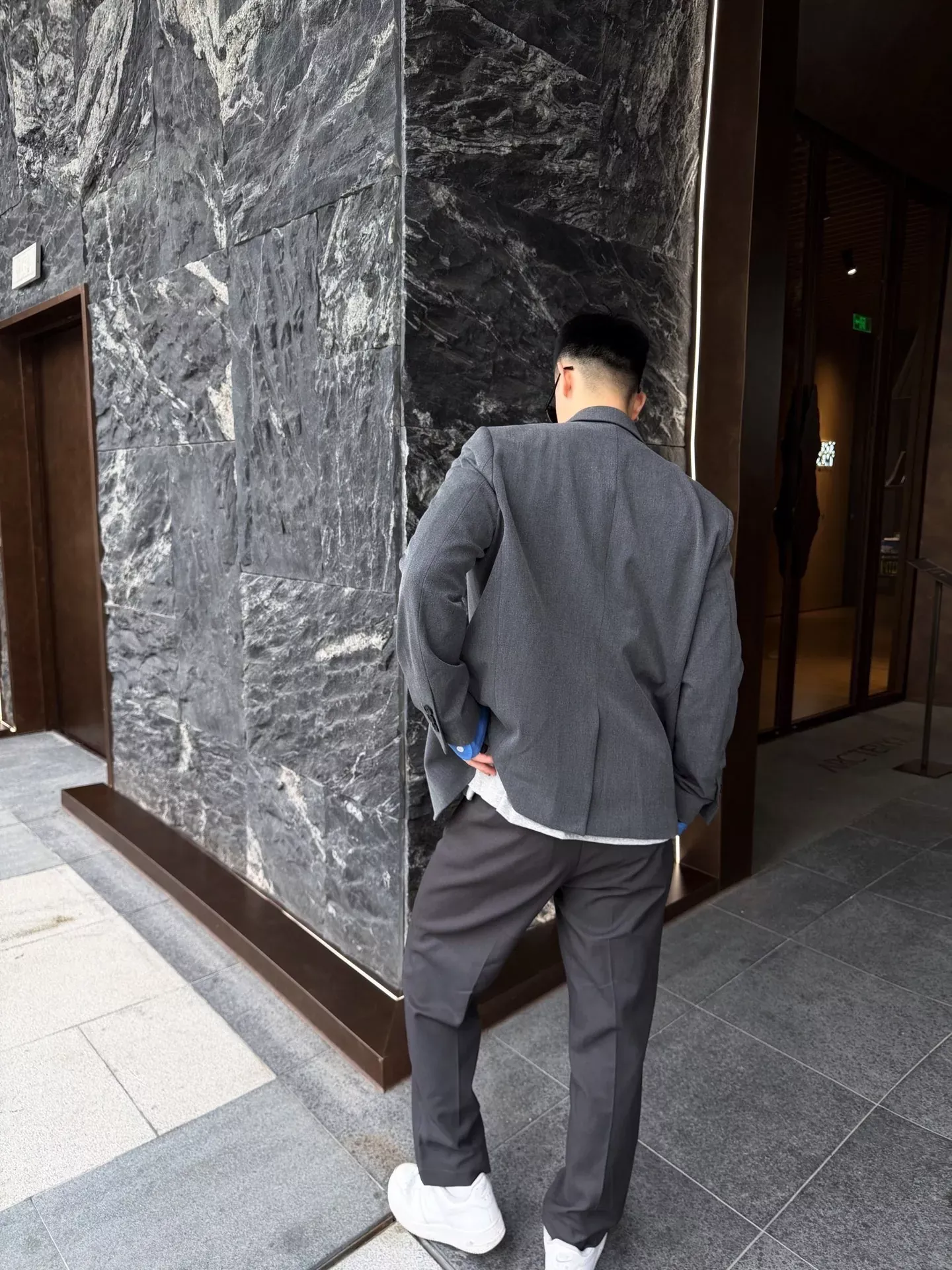 미우미우 탈부착 소매 울 남녀공용 정장 재킷 상세 이미지 16