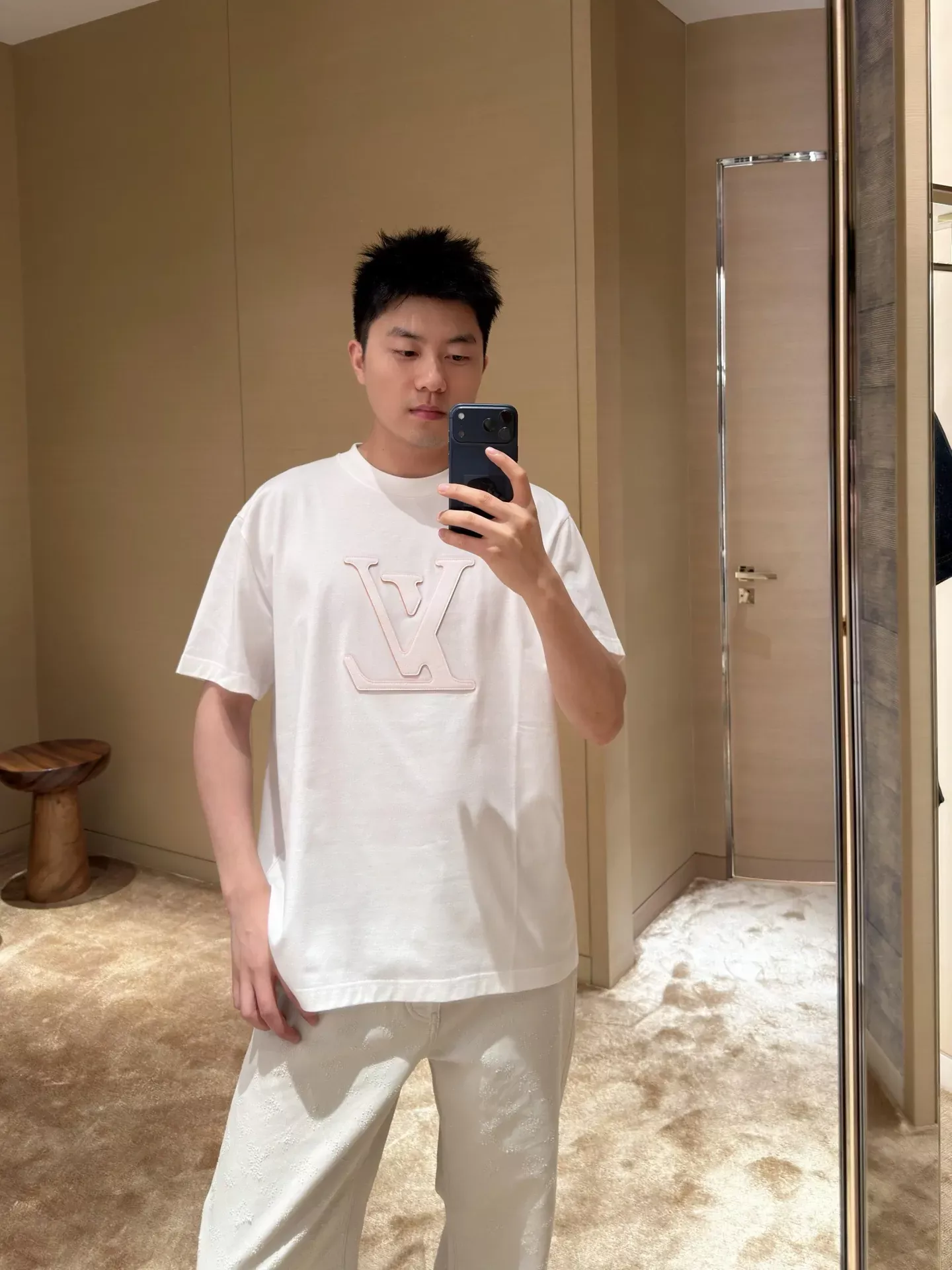 루이비통 레이저 커팅 로고 반소매 남녀공용 반소매 티셔츠 상세 이미지 15
