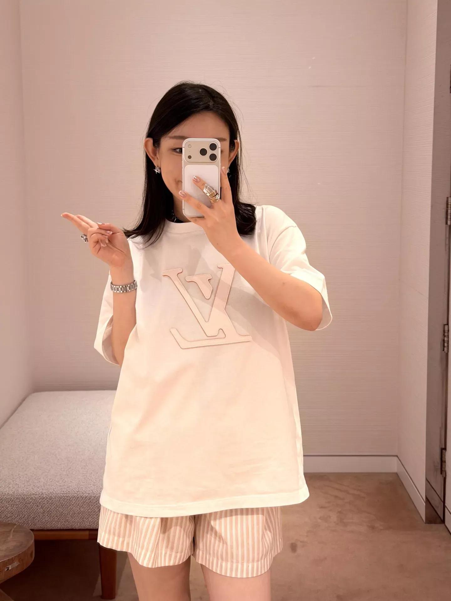 루이비통 레이저 커팅 로고 반소매 남녀공용 반소매 티셔츠 상세 이미지 23