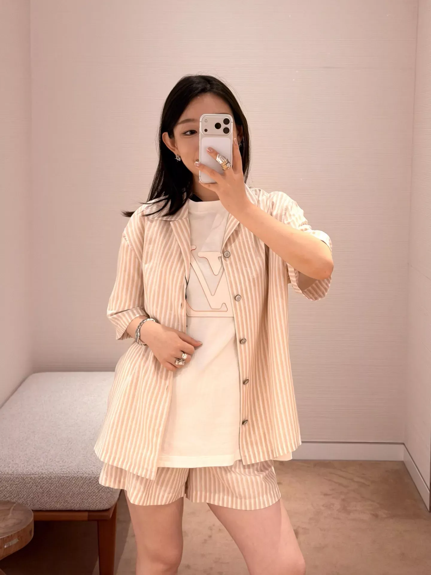 루이비통 레이저 커팅 로고 반소매 남녀공용 반소매 티셔츠 상세 이미지 25