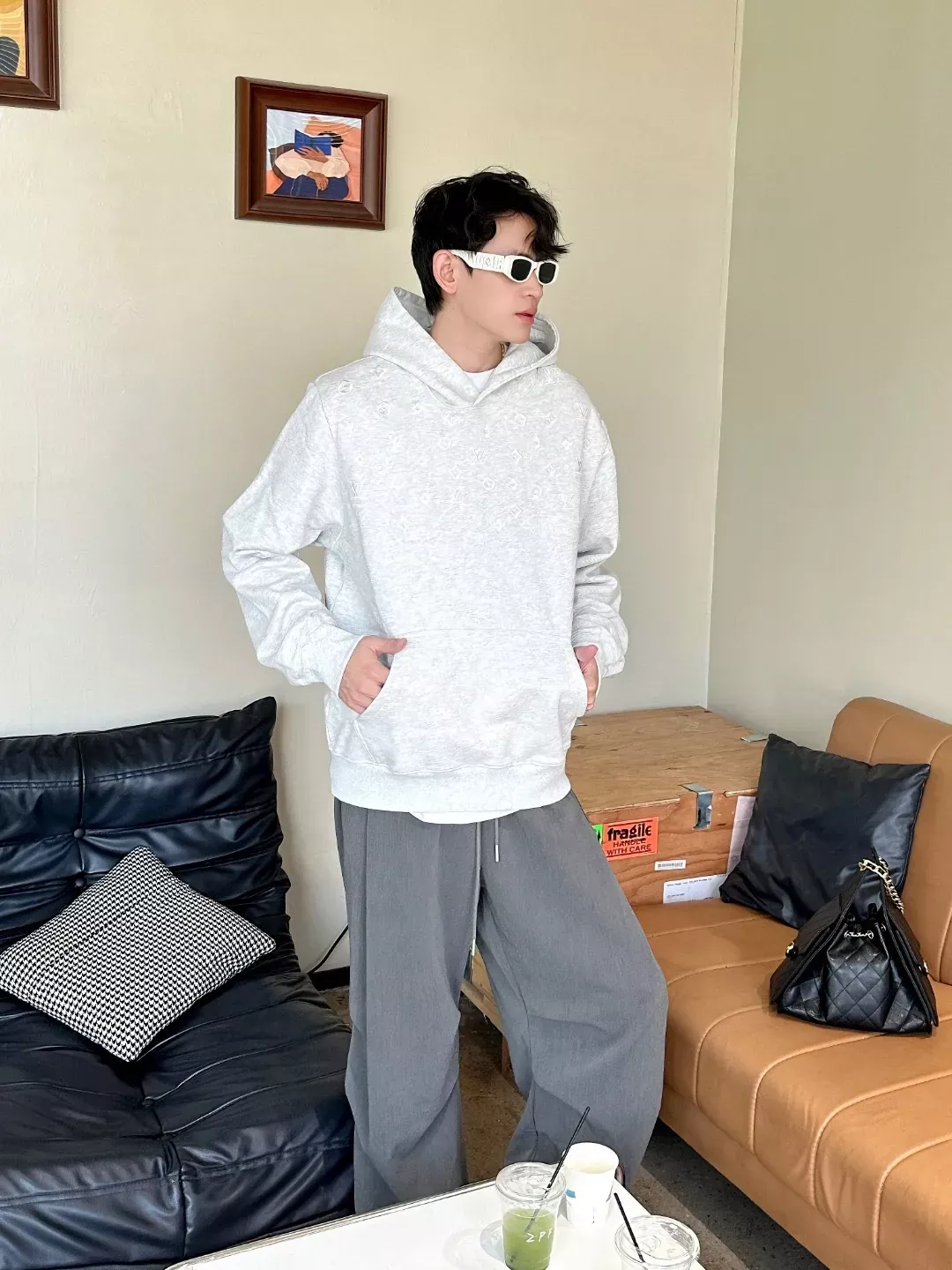 루이비통 암문 모노그램 자수 남녀공용 후드 티셔츠 상세 이미지 19