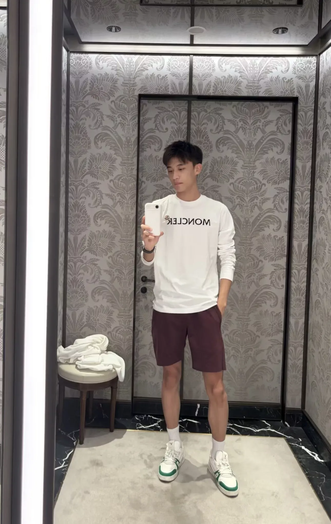 몽클레어 플로킹 레터 프린트 남녀공용 긴소매 티셔츠 상세 이미지 11