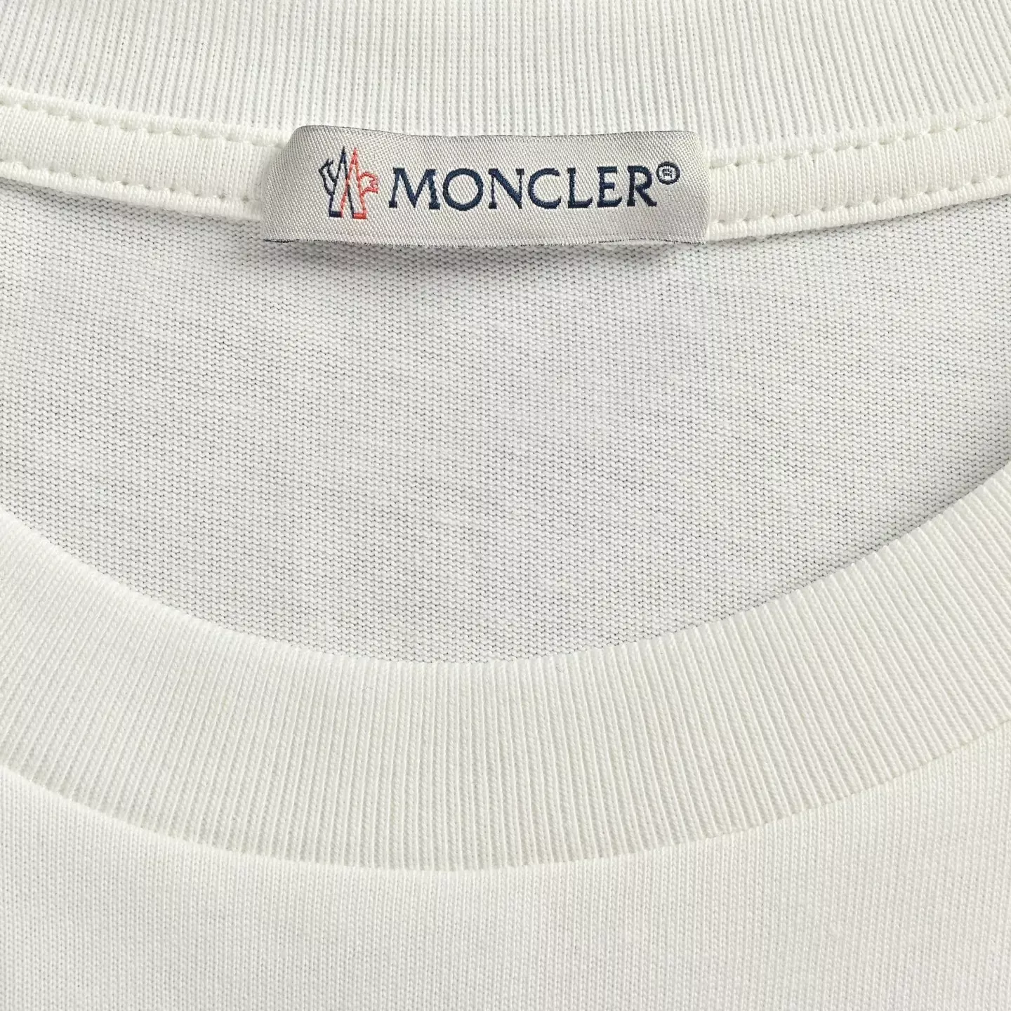 몽클레어 플로킹 레터 프린트 남녀공용 긴소매 티셔츠 상세 이미지 5