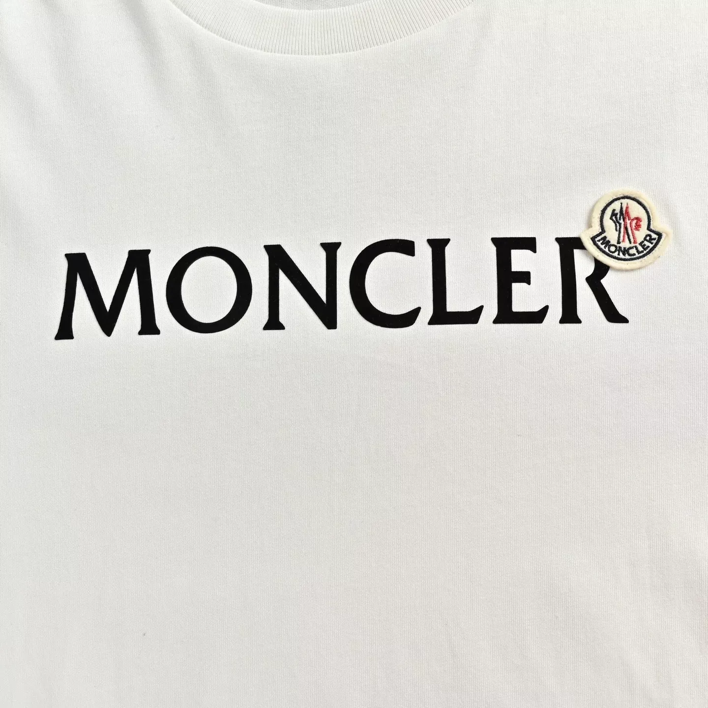 몽클레어 플로킹 레터 프린트 남녀공용 긴소매 티셔츠 상세 이미지 8