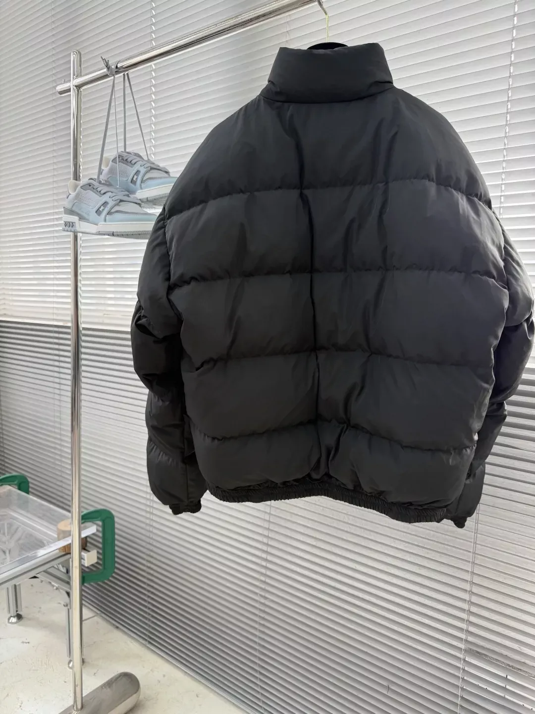 발렌시아가 양면 배색 하이넥 남녀공용 쇼트 패딩 상세 이미지 3