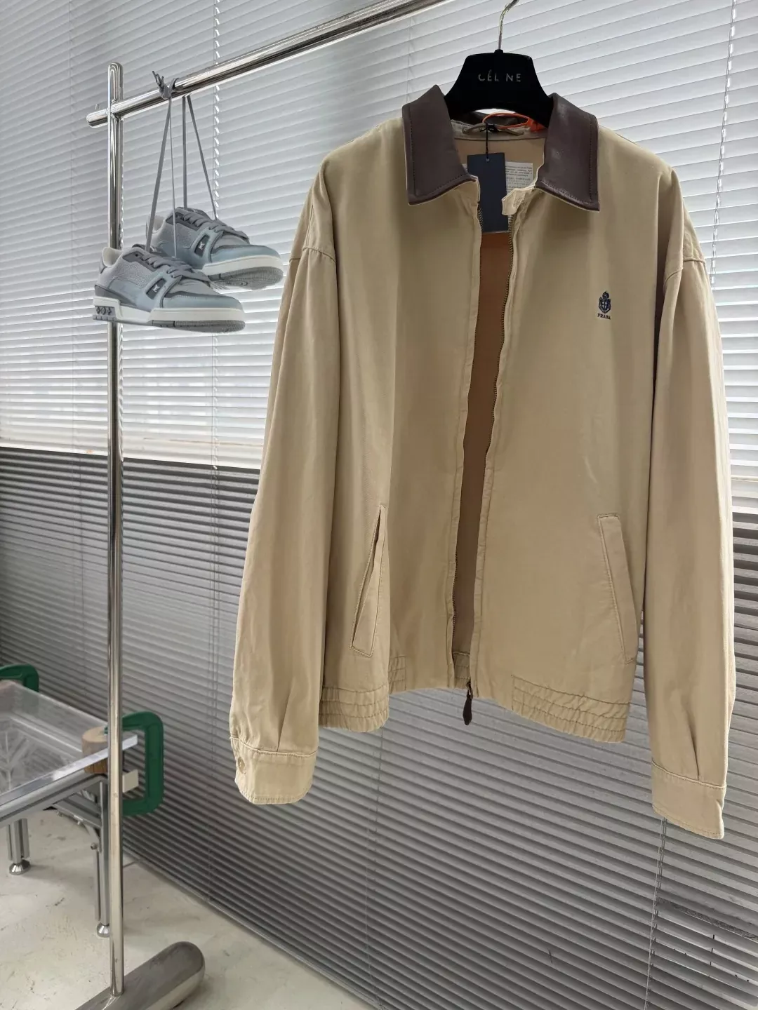 프라다 자수 가죽 카라 집업 남녀공용 집업 재킷 상세 이미지 2
