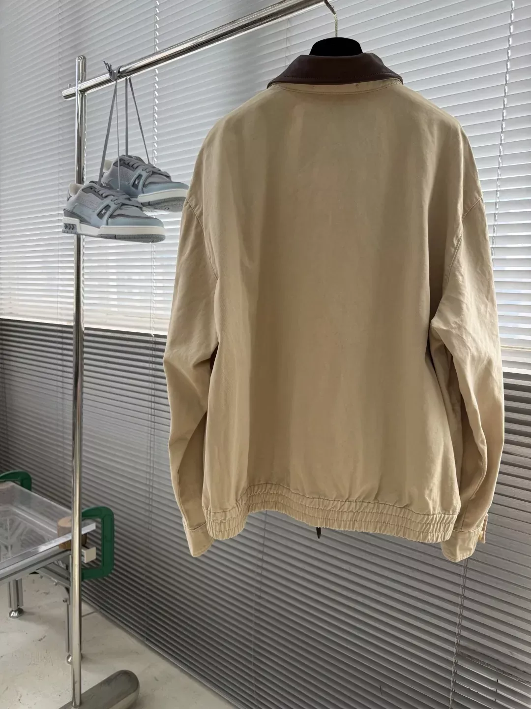 프라다 자수 가죽 카라 집업 남녀공용 집업 재킷 상세 이미지 8