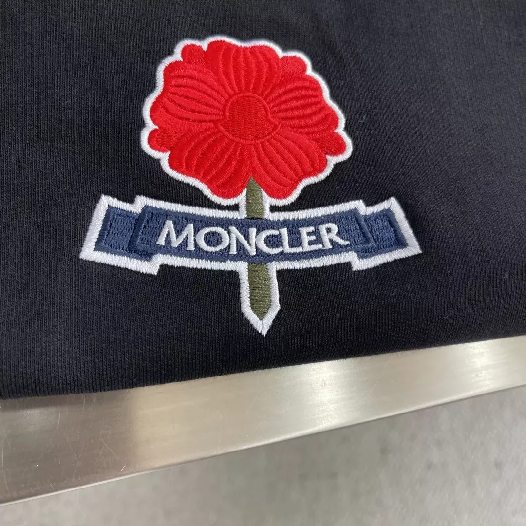 몽클레어 플라워 자수 패치 남녀공용 맨투맨 티셔츠 상세 이미지 4