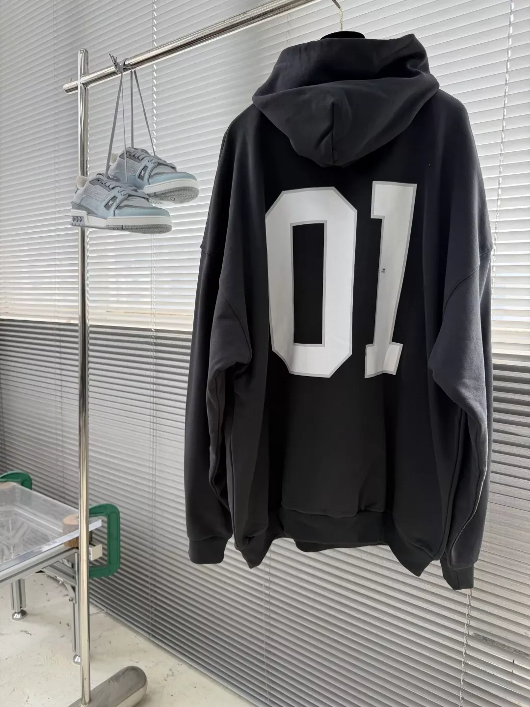 발렌시아가 로고 프린트 오버핏 남녀공용 후드 티셔츠 상세 이미지 3