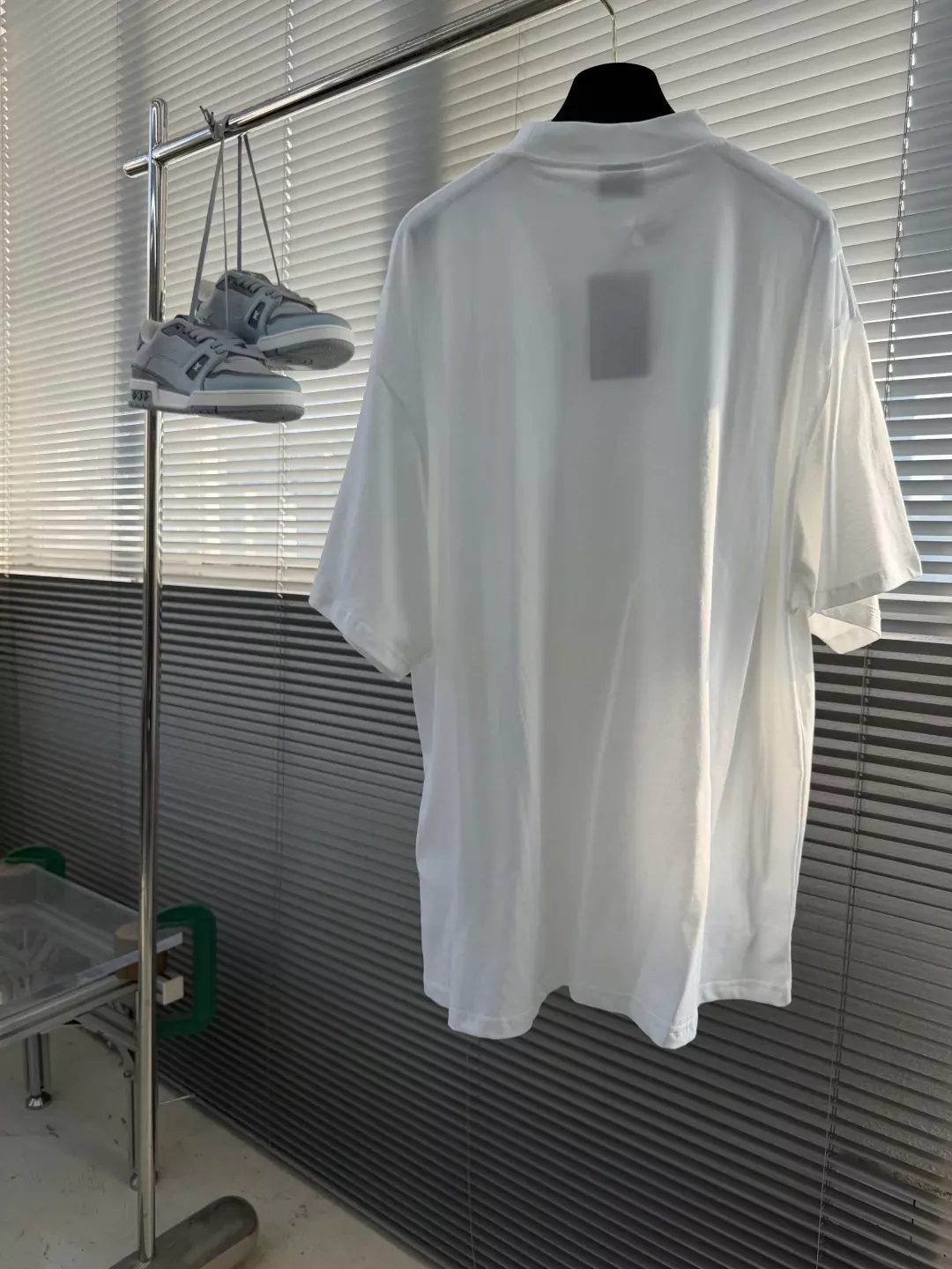 발렌시아가 프린트 로고 루즈핏 남녀공용 반소매 티셔츠 상세 이미지 8