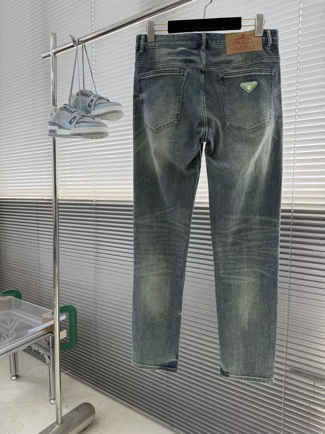 프라다 워싱 스트레이트 남녀공용 데님 팬츠 상세 이미지 2