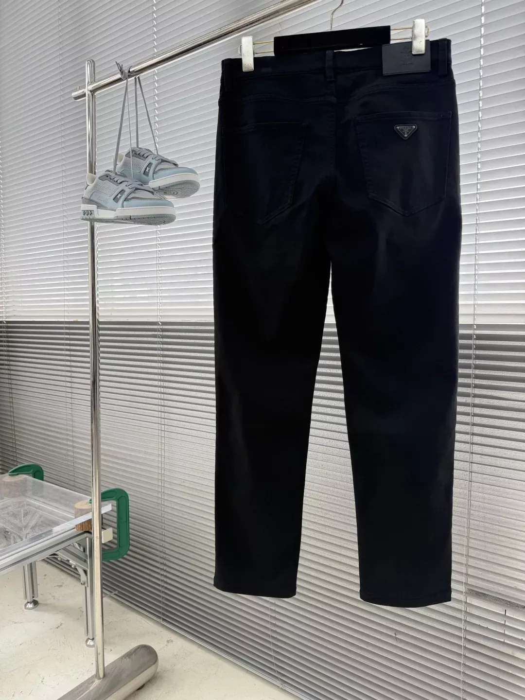 프라다 삼각 메탈 로고 코튼 혼방 남녀공용 캐쥬얼 팬츠 상세 이미지 2