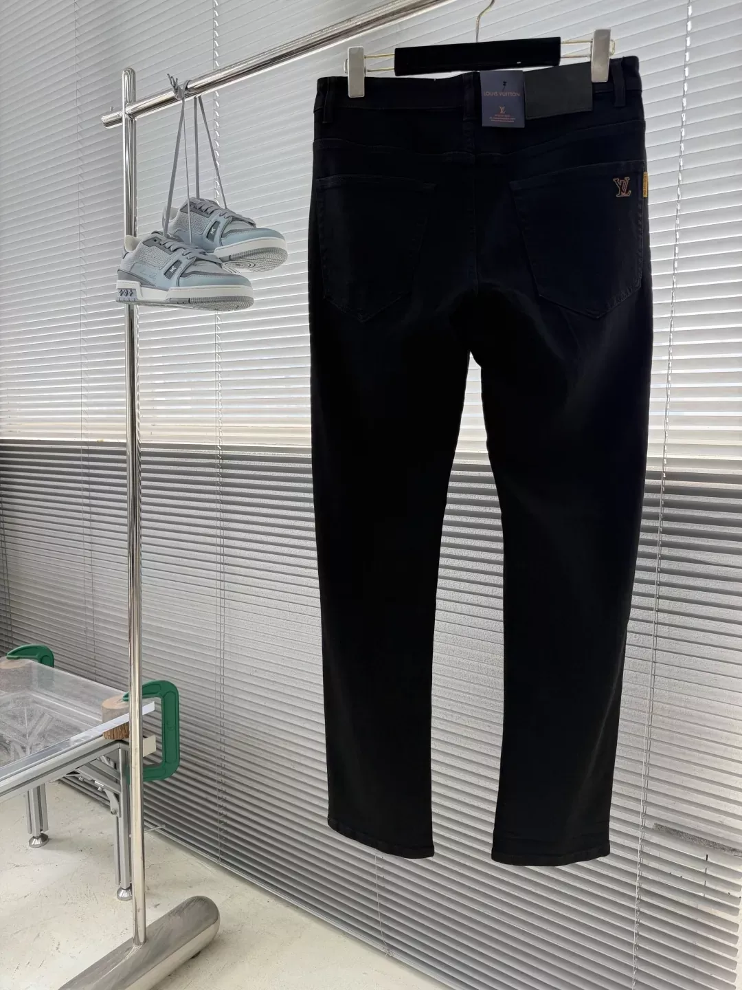 루이비통 워싱 스트레치 일자핏 남녀공용 데님 팬츠 상세 이미지 2