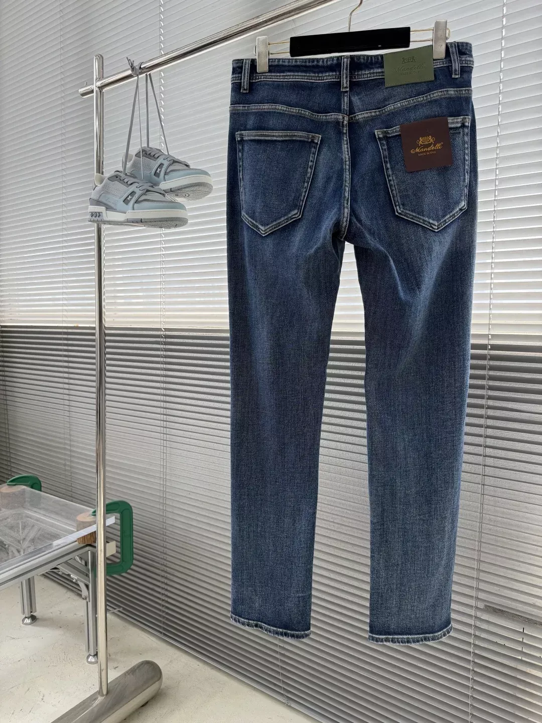 만델리 자수 디테일 워싱 남녀공용 데님 팬츠 상세 이미지 2