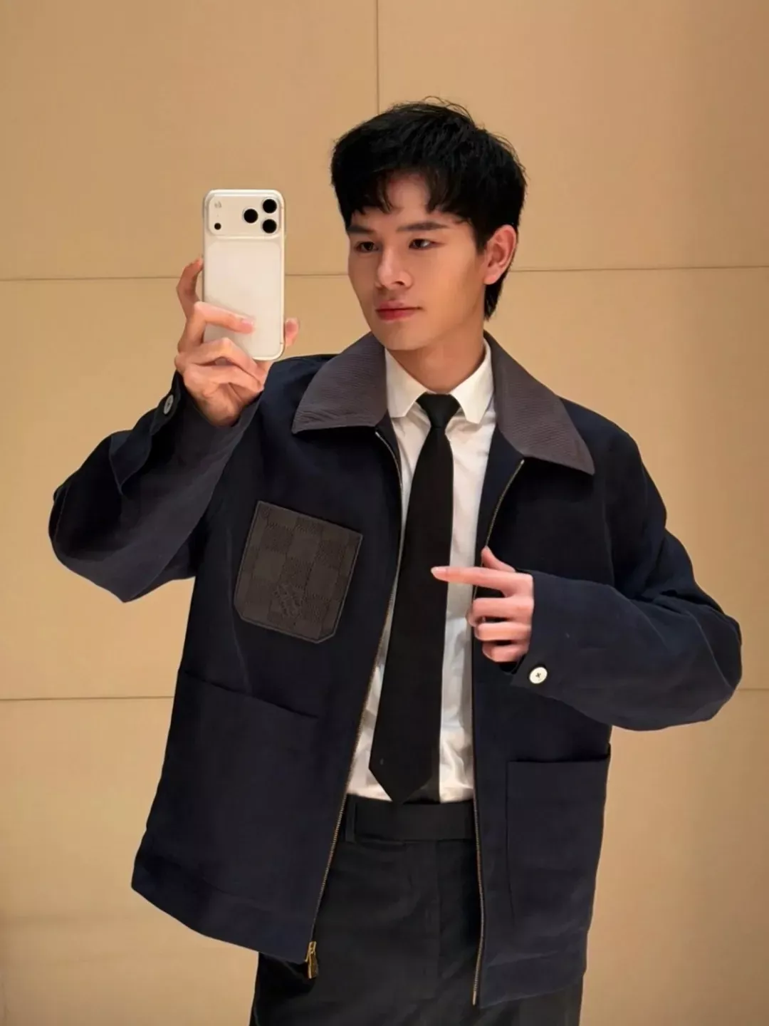 루이비통 니트 배색 카라 집업 남녀공용 집업 재킷 상세 이미지 23