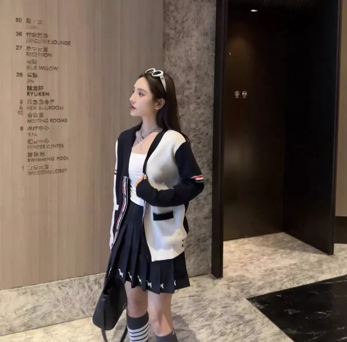 톰브라운 배색 코튼 니트 남녀공용 긴소매 가디건 상세 이미지 36