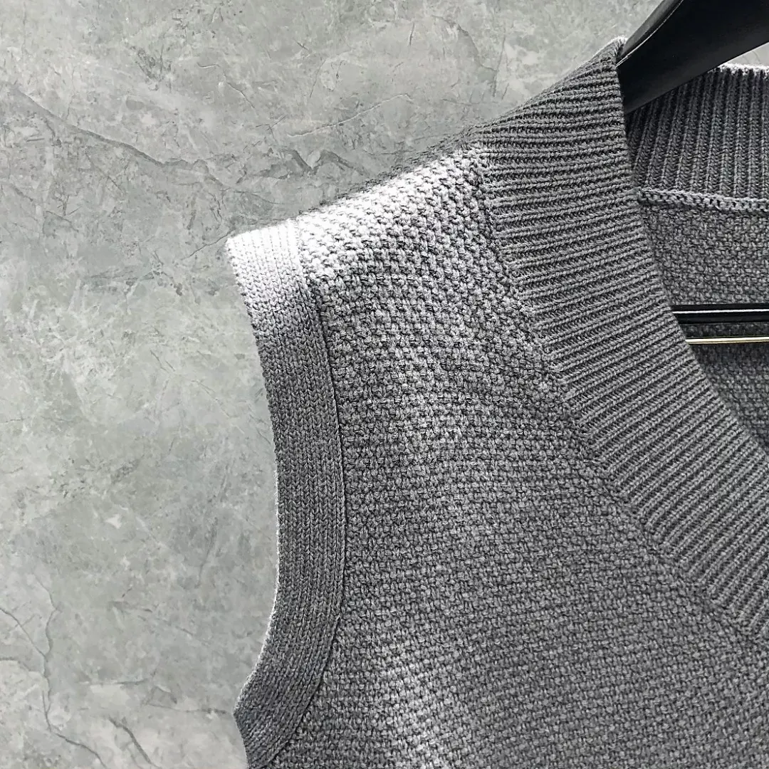 톰브라운 브이넥 파인애플 조직 남녀공용 민소매 니트 상세 이미지 19