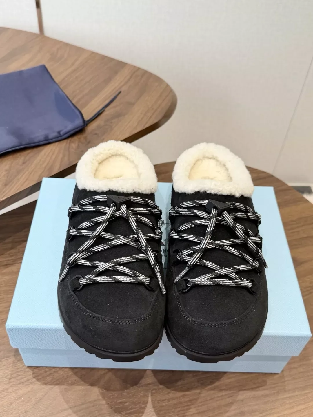 프라다 양모 안감 가죽 여성용 클로그 뮬 상세 이미지 1