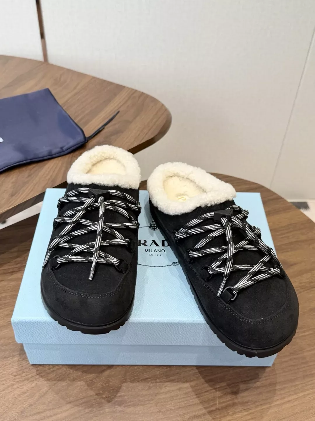 프라다 양모 안감 가죽 여성용 클로그 뮬 상세 이미지 3