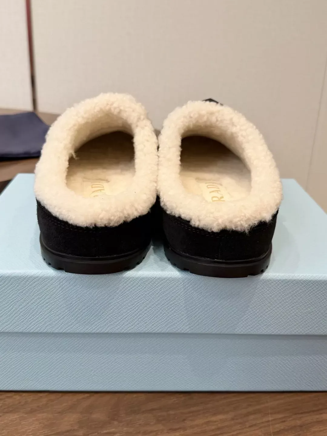 프라다 양모 안감 가죽 여성용 클로그 뮬 상세 이미지 8