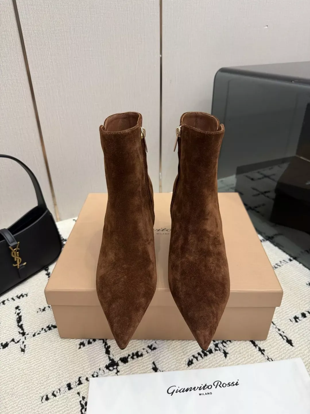 지안비토로시 스웨이드 포인티드 여성용 앵클 부츠 상세 이미지 1