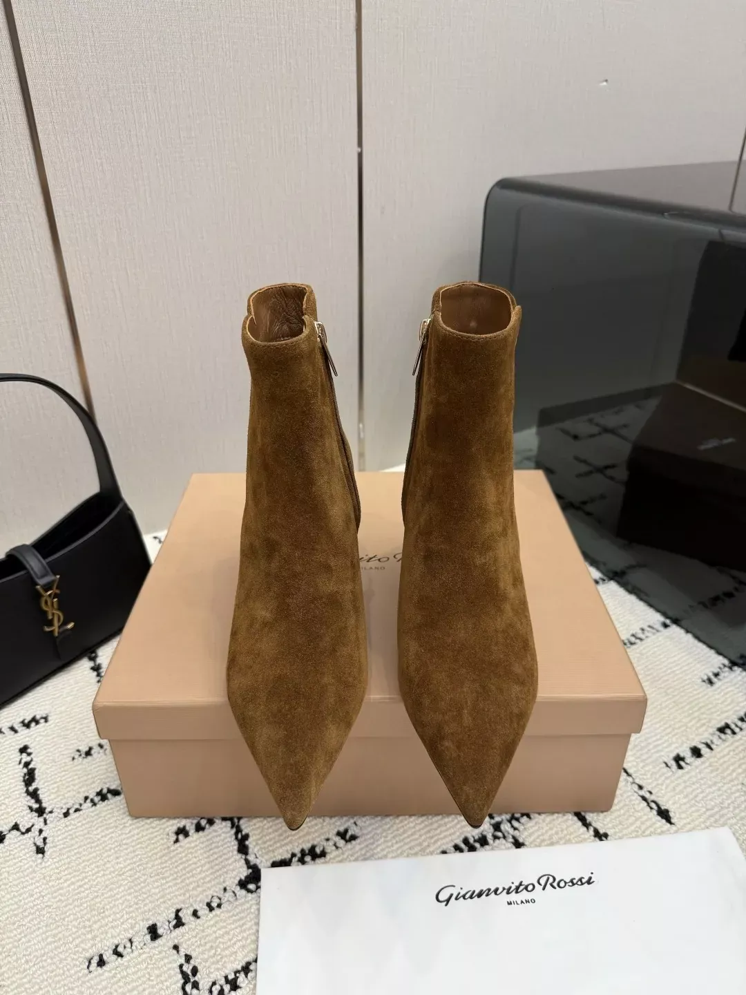 지안비토로시 스웨이드 뾰족코 힐 여성용 앵클 부츠 상세 이미지 1