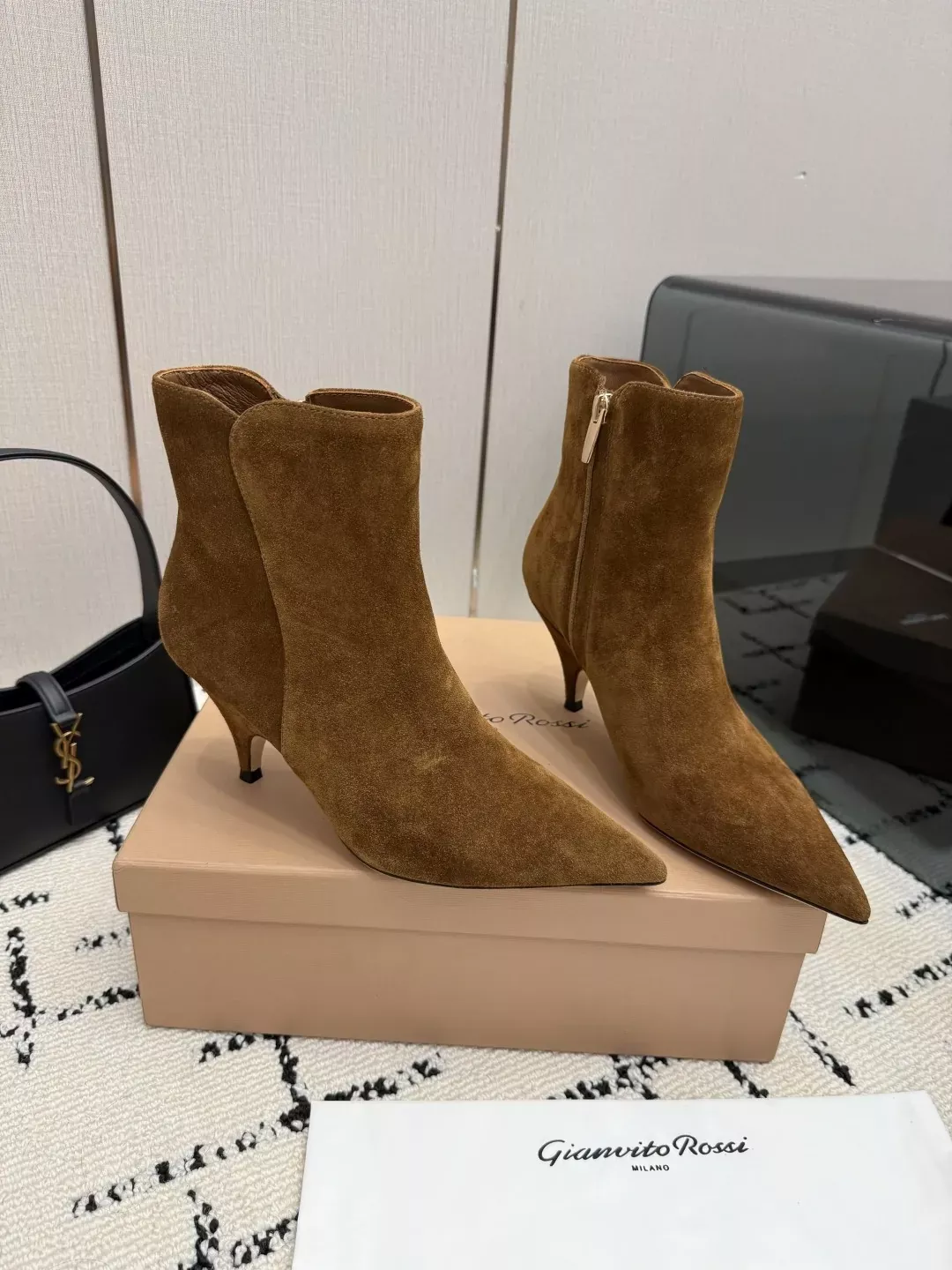 지안비토로시 스웨이드 뾰족코 힐 여성용 앵클 부츠 상세 이미지 2