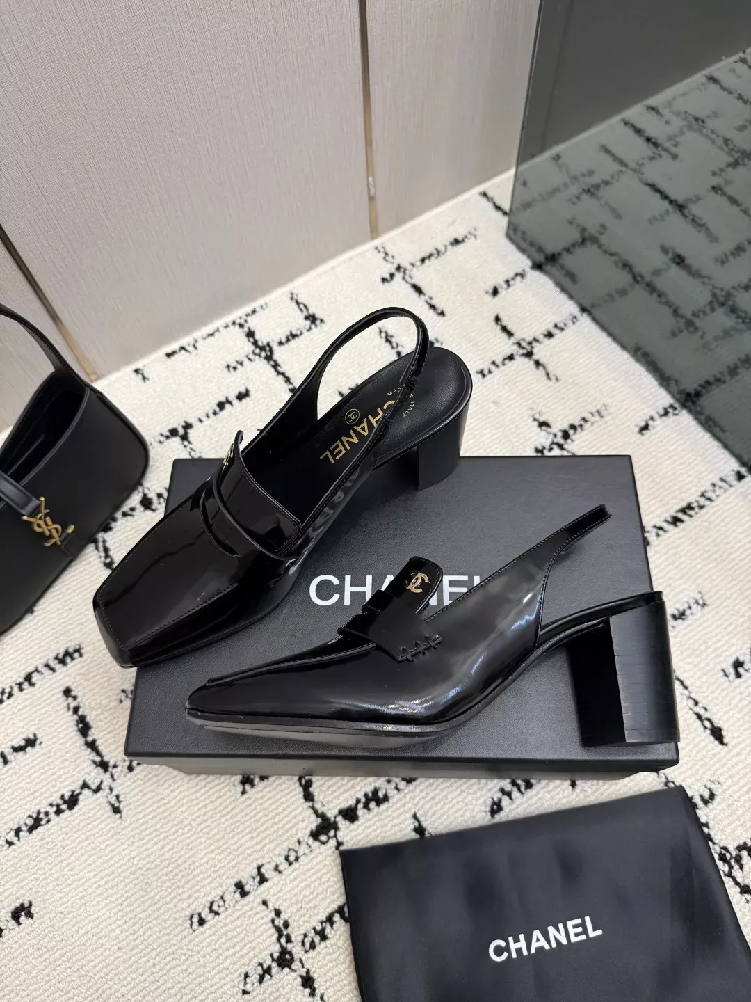 샤넬 더블 C 에나멜 가죽 여성용 펌프스 슬링백 상세 이미지 5