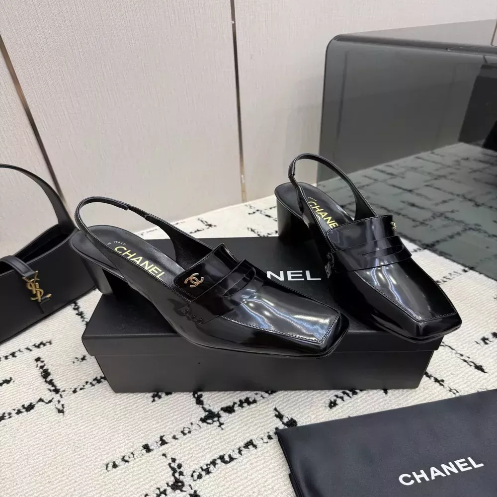 샤넬 더블 C 에나멜 가죽 여성용 펌프스 슬링백