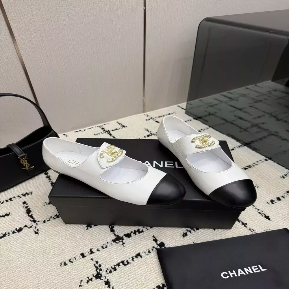 샤넬 더블 C 장식 양가죽 여성용 플랫슈즈