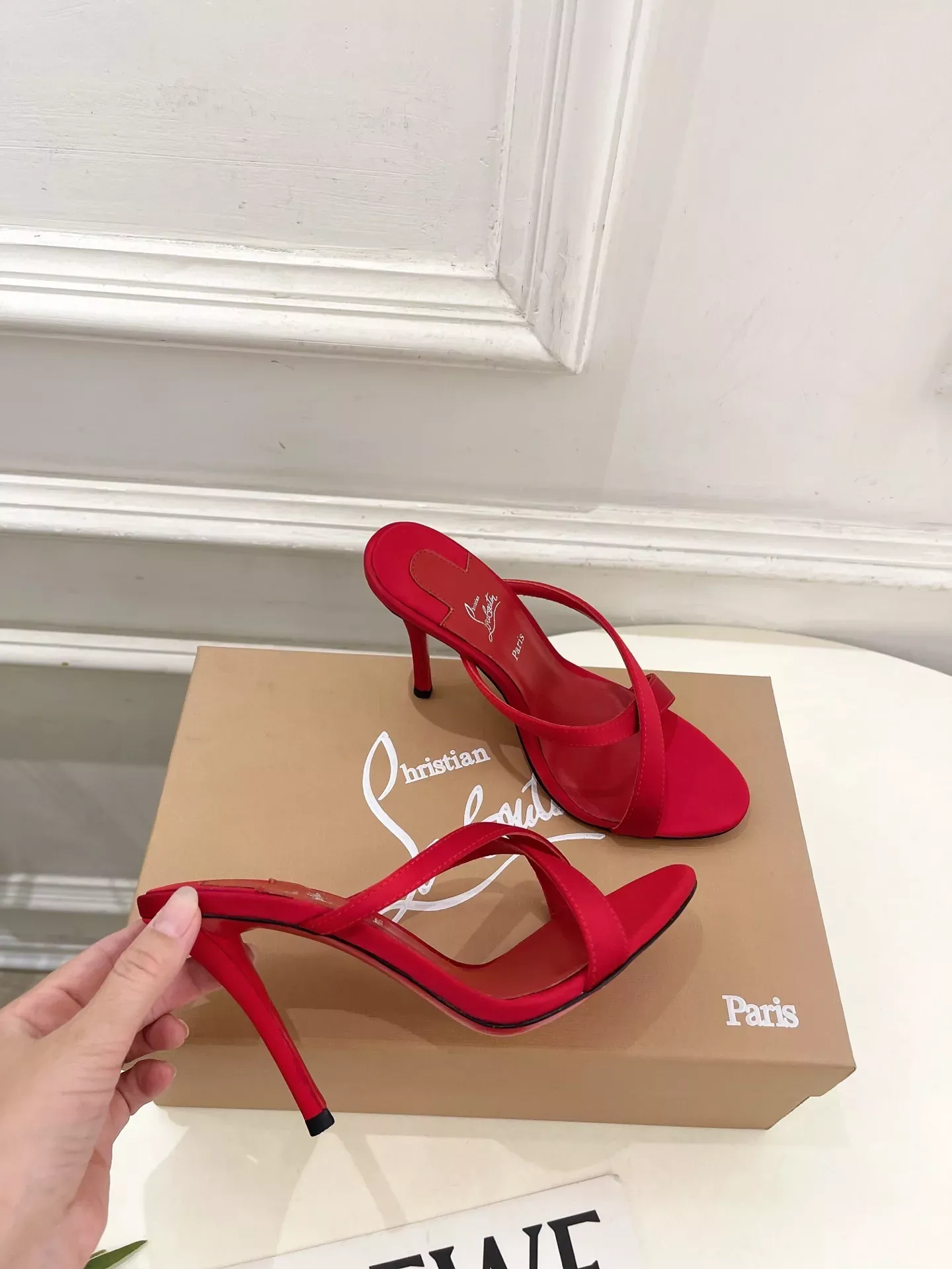 크리스찬루부탱 크로스 스트랩 여성용 토오픈 뮬 상세 이미지 4