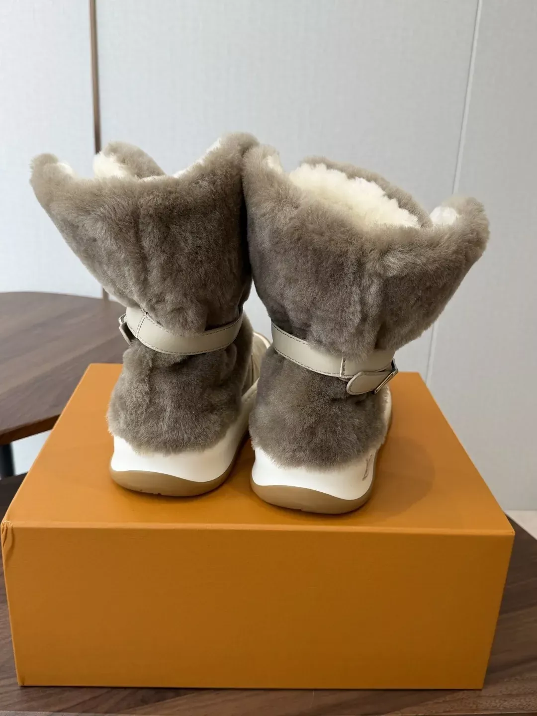 루이비통 양모 안감 스웨이드 여성용 레이스 하이탑 상세 이미지 8