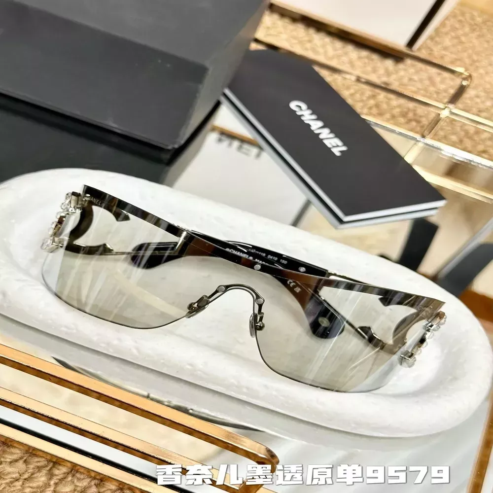 샤넬 보드 소재 투명 쉴드 프레임
