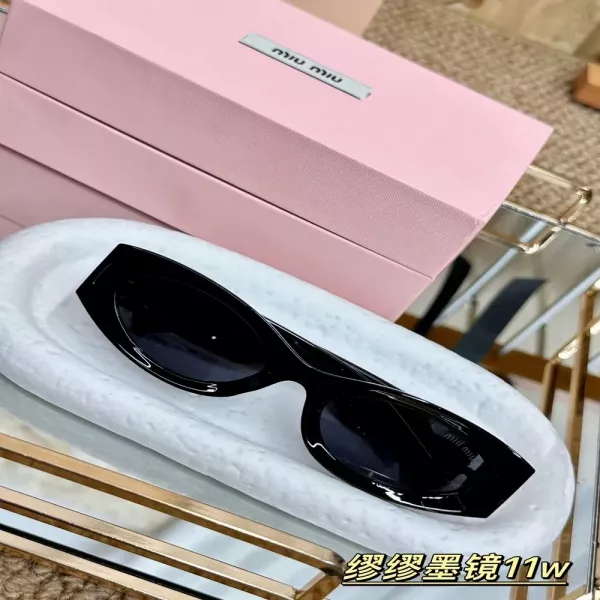 미우미우 블랙 보드 소재 캣아이 프레임